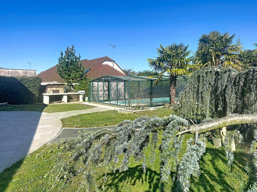 PAUCOURT, Maison de 232 m2 sur 2 000 m2 de terrain avec piscine et deux garages !