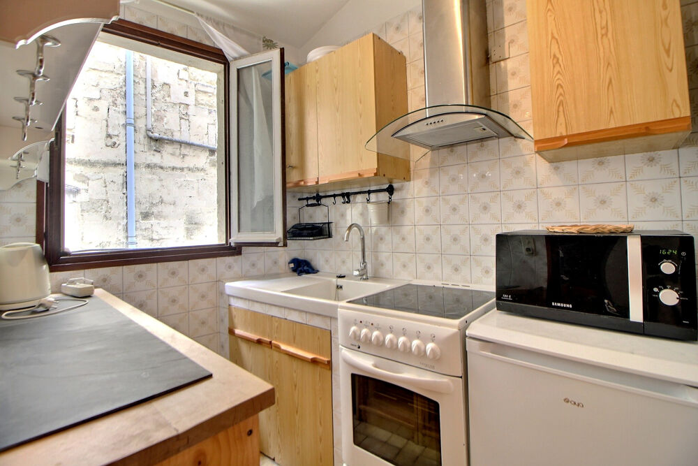 Location Appartement Centre historique/Ecusson STUDIO meublé 28m2 avec balconnet A LOUER Montpellier