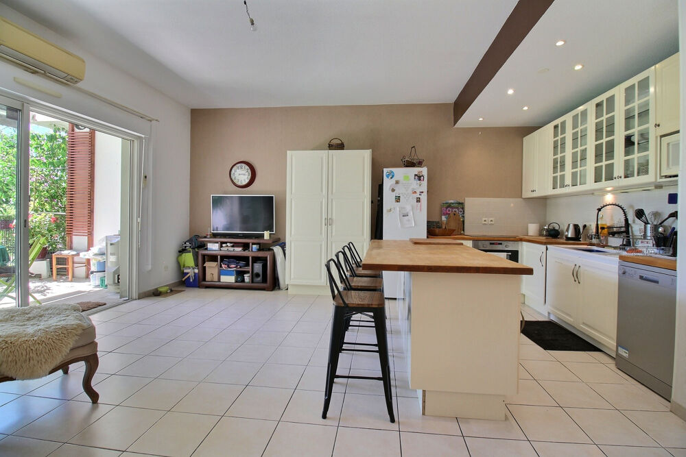 Ovalie, duplex T4 de 96 m2 en rez-de-jardin avec loggia, jardin et garage.