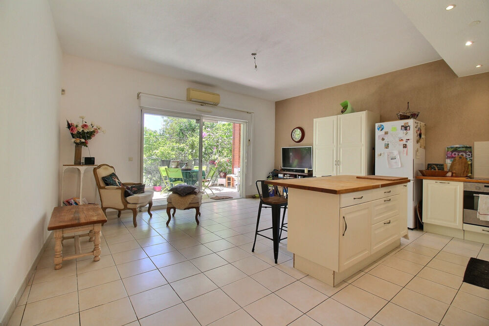 Ovalie, duplex T4 de 96 m2 en rez-de-jardin avec loggia, jardin et garage.
