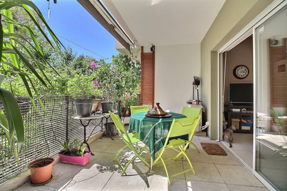 Ovalie, duplex T4 de 96 m2 en rez-de-jardin avec loggia, jardin et garage.