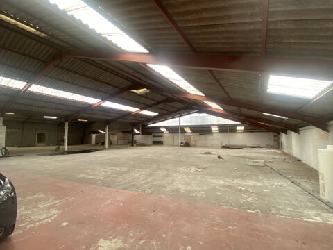 Vaste surface de d&eacute;p&ocirc;t avec parking privatif sur Saint Junien ! 219200 87200 St junien