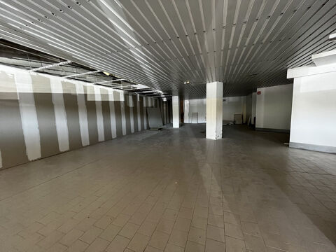   Grand local dans un ensemble commercial sur un tr�s bon axe en centre-ville d'ISLE ! 
