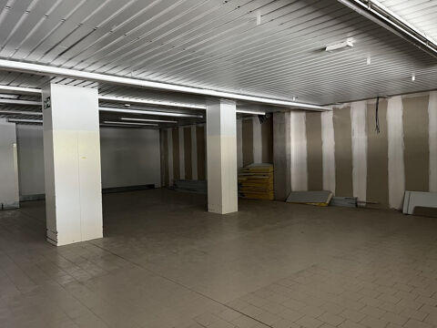   Grand local dans un ensemble commercial sur un tr�s bon axe en centre-ville d'ISLE ! 