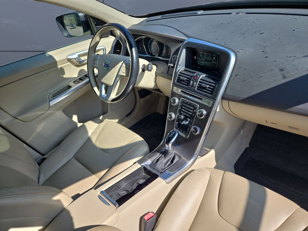 XC60 2.0 D4 180 ch Momentum Business Geartronic Bva /Toit ouvrant 2014 occasion 56100 Lorient