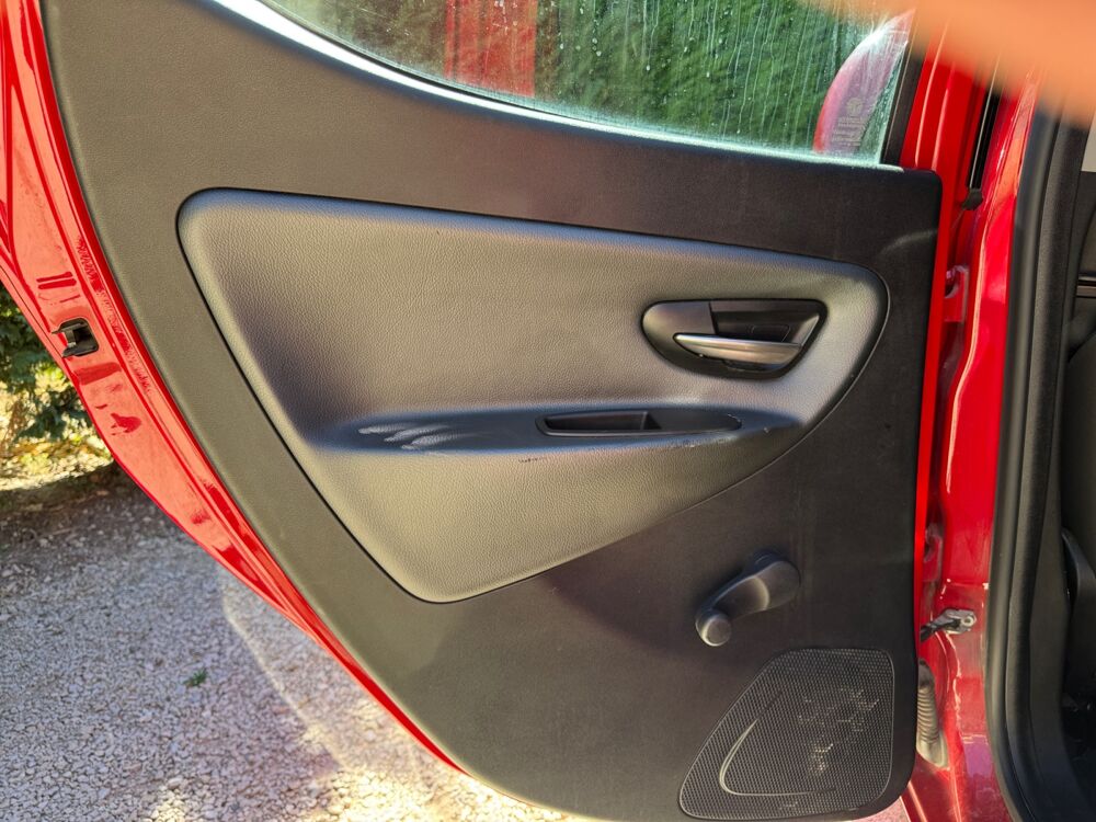 Ypsilon 0.9 TwinAir 85 ch Black &amp; Red DFS/BVA /Toit ouvrant pano 2013 occasion 13300 Salon de Provence