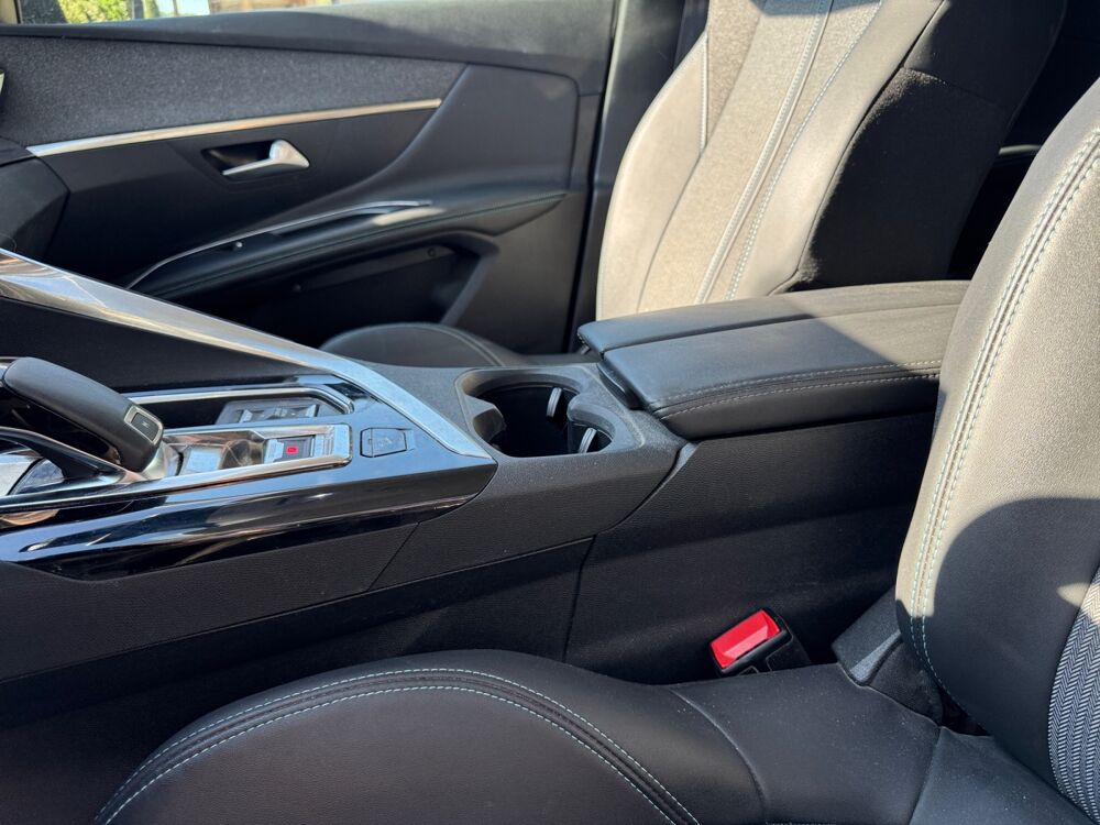 3008 PureTech 130 ch Allure Pack EAT8 /CarPlay/Cam&eacute;ra de recul/1&egrave; 2022 occasion 13300 Salon de Provence