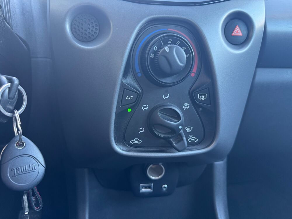 Aygo 1.0 Vvti 70 X-play /Carplay/R&eacute;gulateur 2021 occasion 14100 Lisieux