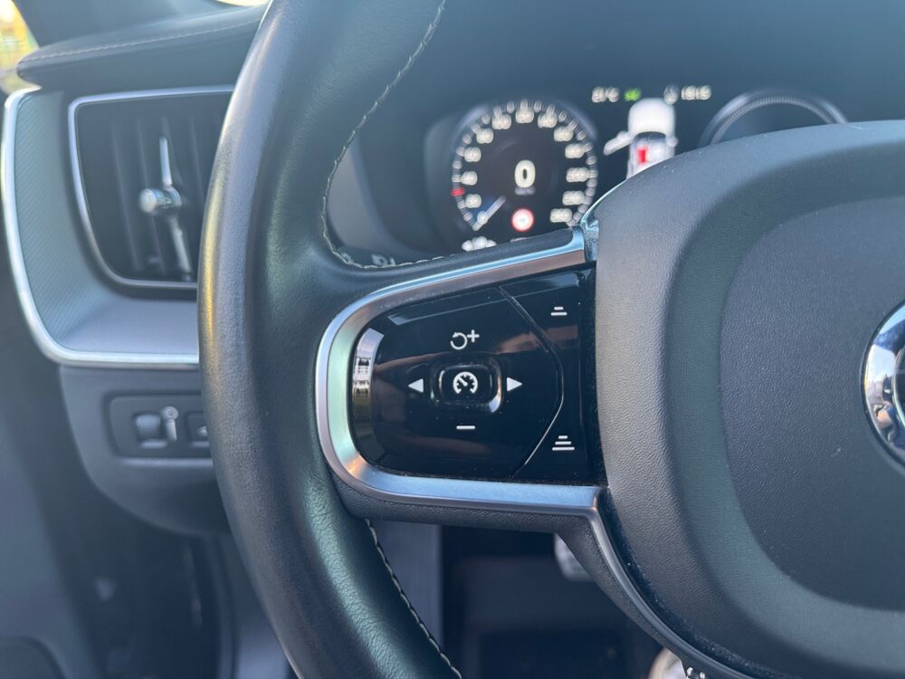 XC60 2.0 T8 390 ch PHEV R-Design AWD Geartronic /Toit ouvrant pan 2020 occasion 53000 Laval