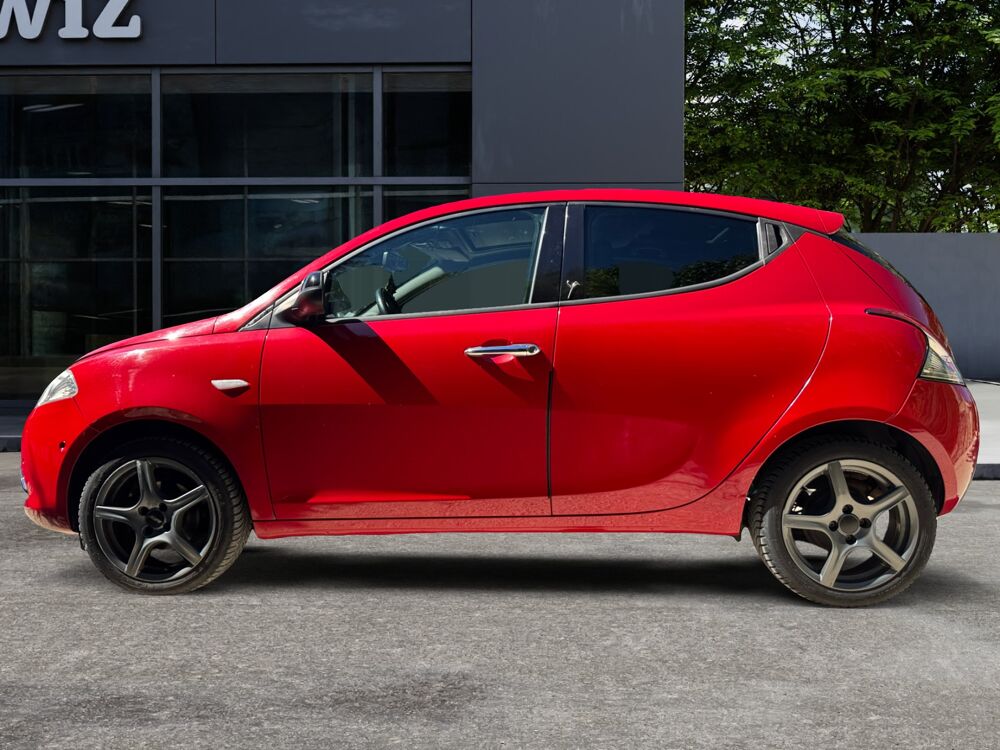 Ypsilon 0.9 TwinAir 85 ch Black &amp; Red DFS/BVA /Toit ouvrant pano 2013 occasion 13300 Salon de Provence