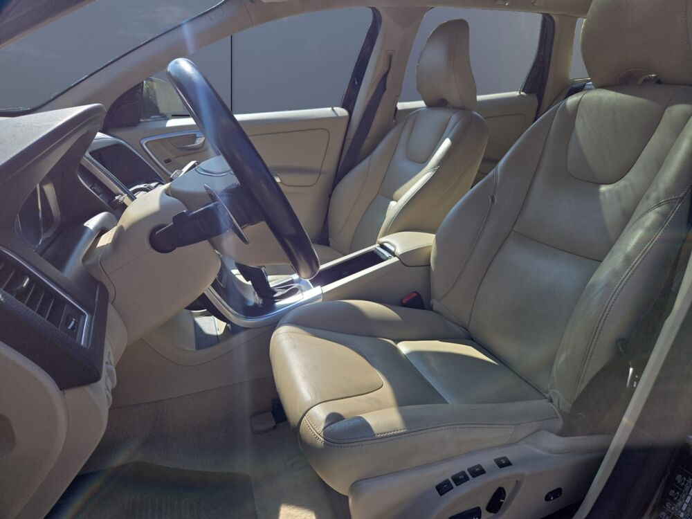 XC60 2.0 D4 180 ch Momentum Business Geartronic Bva /Toit ouvrant 2014 occasion 56100 Lorient