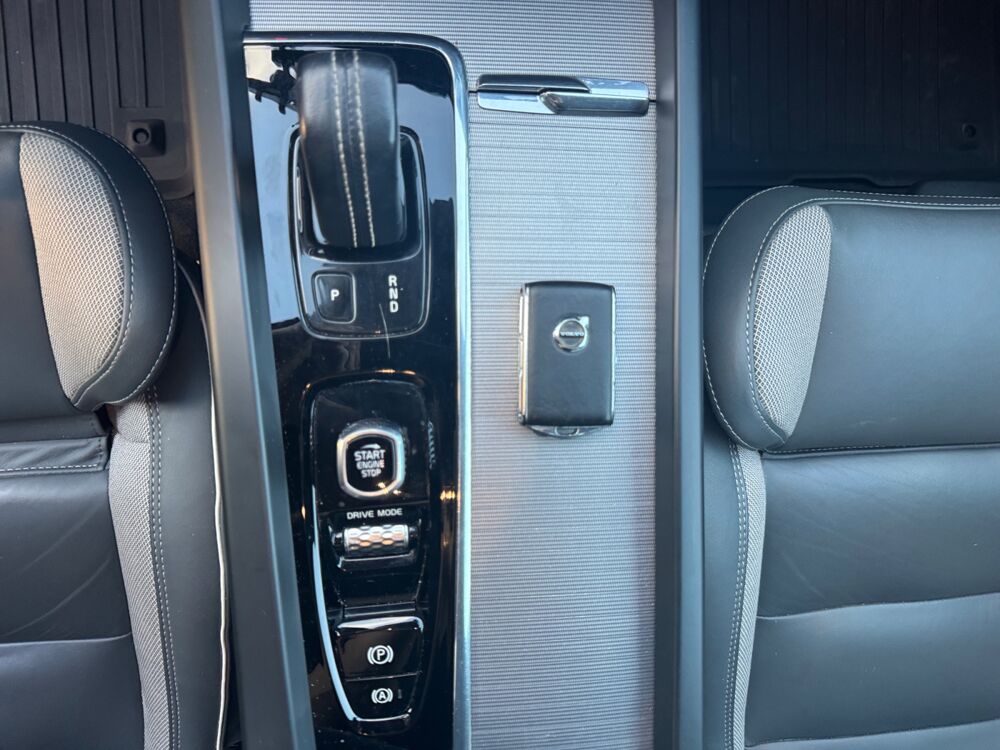 XC60 2.0 T8 390 ch PHEV R-Design AWD Geartronic /Toit ouvrant pan 2020 occasion 53000 Laval