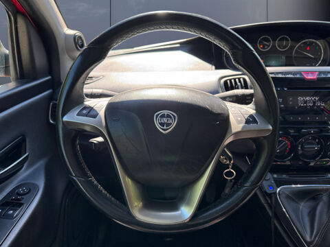 Ypsilon 0.9 TwinAir 85 ch Black &amp; Red DFS/BVA /Toit ouvrant pano 2013 occasion 13300 Salon de Provence