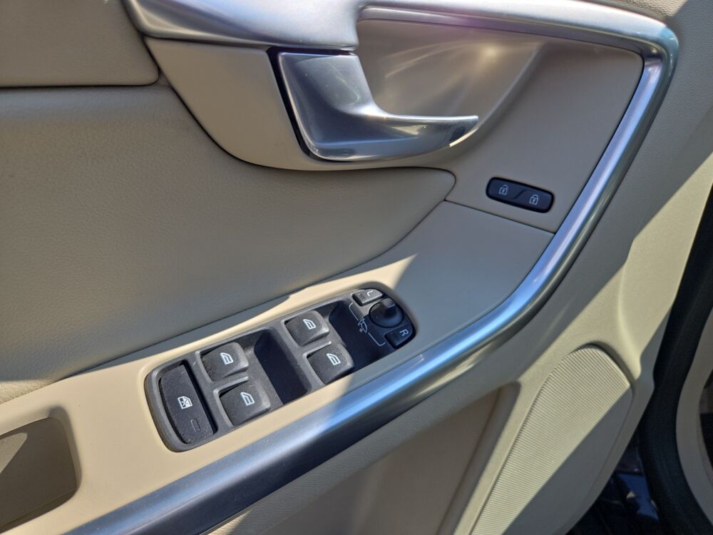 XC60 2.0 D4 180 ch Momentum Business Geartronic Bva /Toit ouvrant 2014 occasion 56100 Lorient