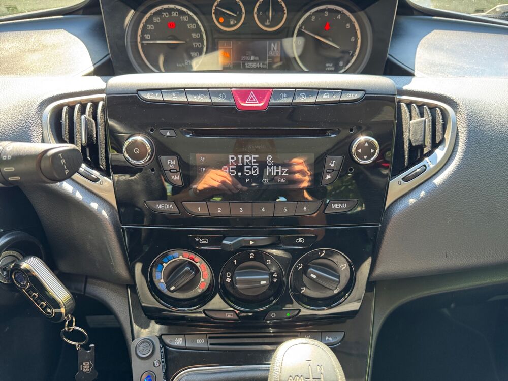 Ypsilon 0.9 TwinAir 85 ch Black &amp; Red DFS/BVA /Toit ouvrant pano 2013 occasion 13300 Salon de Provence