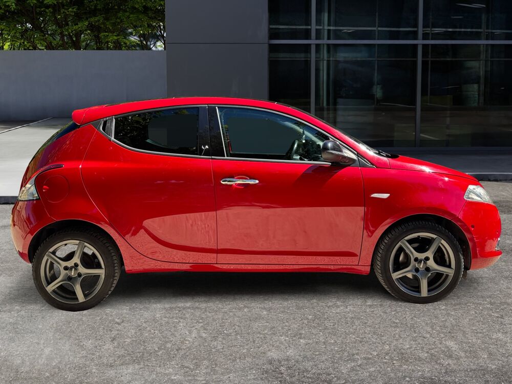 Ypsilon 0.9 TwinAir 85 ch Black &amp; Red DFS/BVA /Toit ouvrant pano 2013 occasion 13300 Salon de Provence