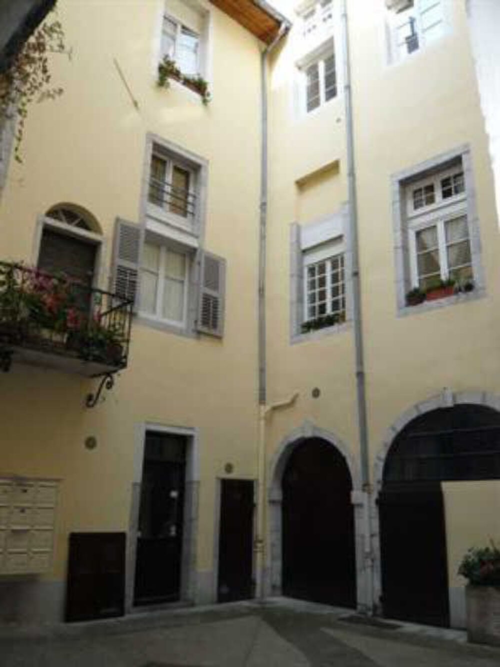 Location Duplex/Triplex CHAMBERY, hyper centre T1 en duplex Chambery