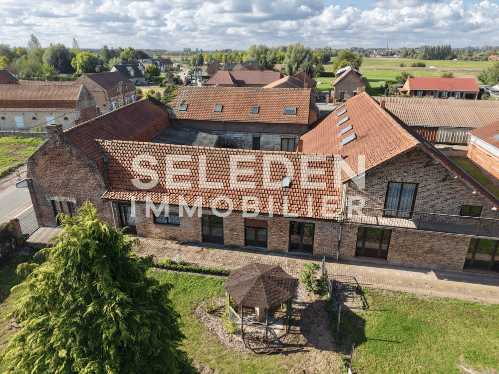 Corps de ferme 550m2 avec cour, jardin et hangar annexe