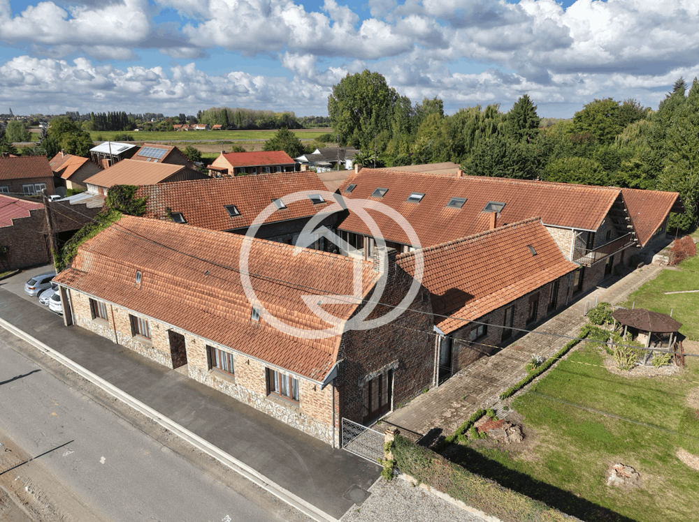 Corps de ferme 550m2 avec cour, jardin et hangar annexe