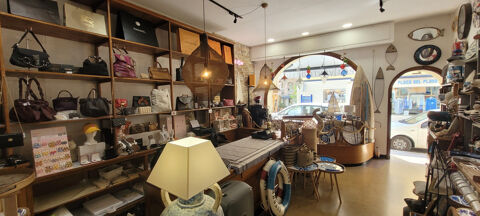 Fond de commerce boutique + appartement de fonction T4 Le LAVANDOU 149000 83980 Le lavandou