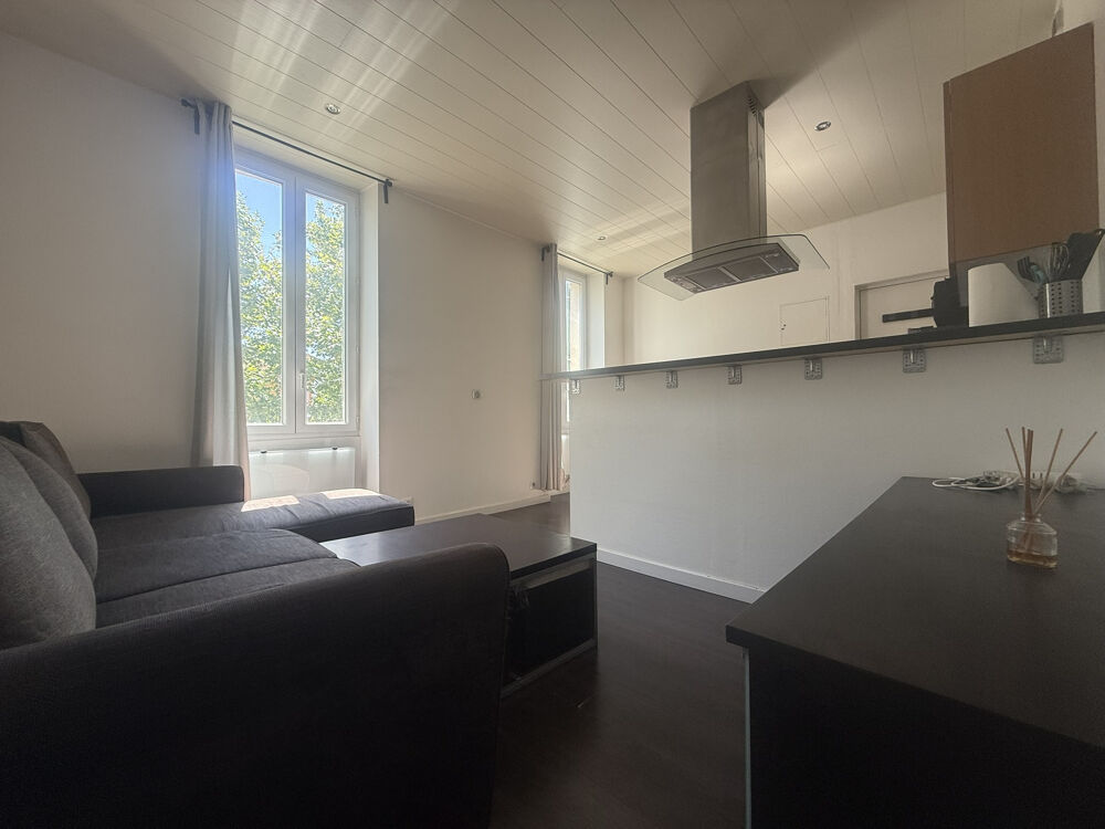 Deux pîèces au premier étage d'une petite copropriété