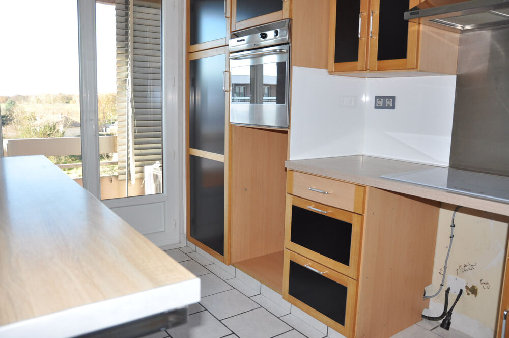 Bel appartement au 3 éme étage avec 3 chambres, cuisine équipée et balcon