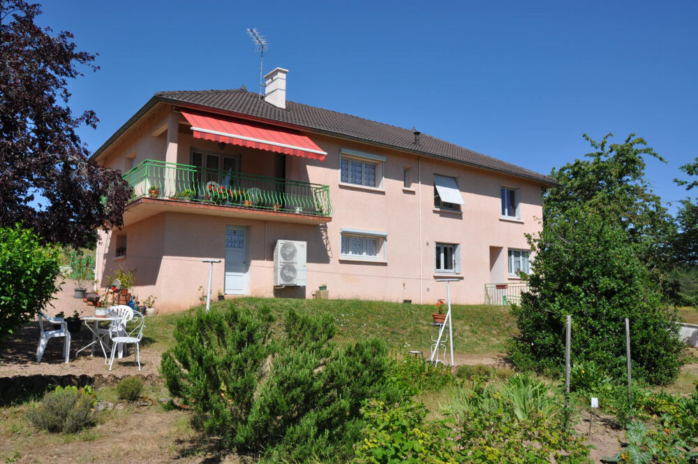 Beau pavillon avec 4 chambres, 2 garages et terrain de 4170 m2