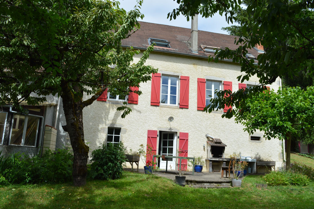 Spacieuse maison en pierre, de 205 m2 habitables, avec 5 chambres et un bureau, deux garages, sur une parcelle