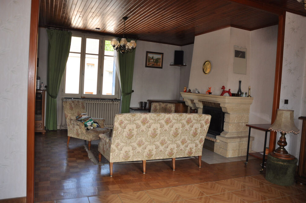 Vente Maison Belle maison de village, avec 2 chambres, garage et plusieurs dépendances Lapalisse