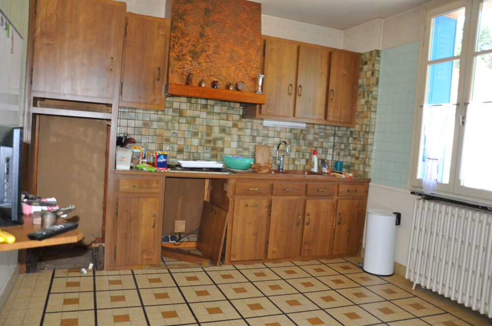Vente Maison Belle maison de village, avec 2 chambres, garage et plusieurs dépendances Lapalisse