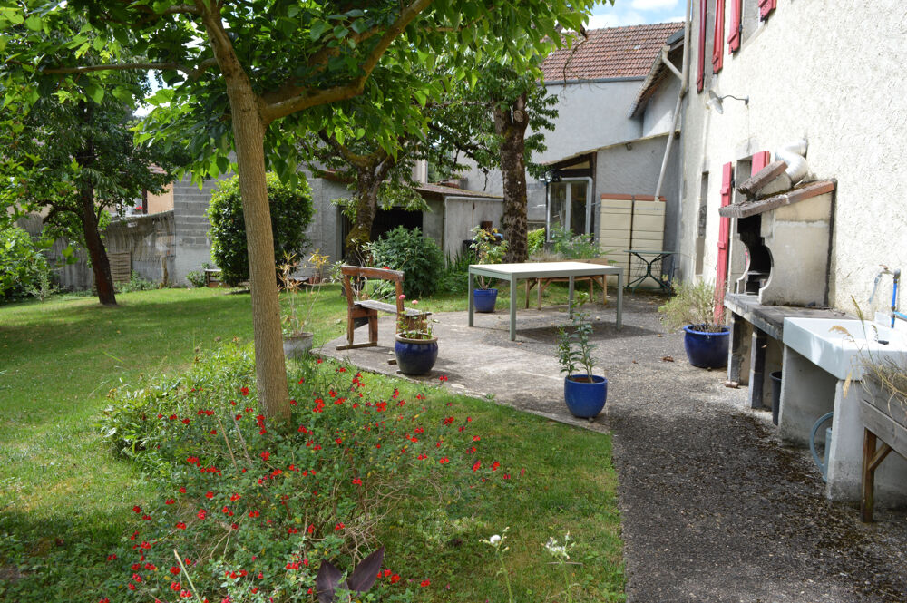 Spacieuse maison en pierre, de 205 m2 habitables, avec 5 chambres et un bureau, deux garages, sur une parcelle