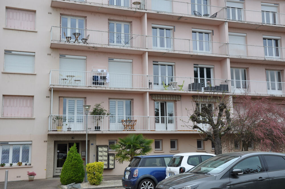 Bel appartement traversant de 70 m2, avec deux grands balcons, un garage, et une cave.