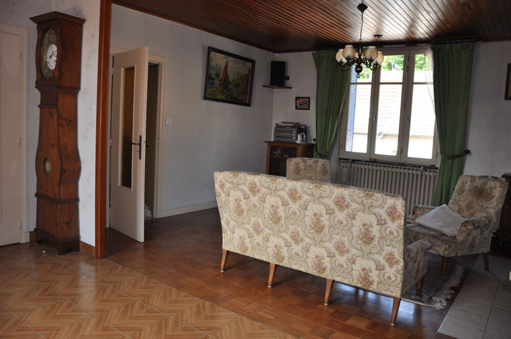 Belle maison de village, avec 2 chambres, garage et plusieurs dépendances