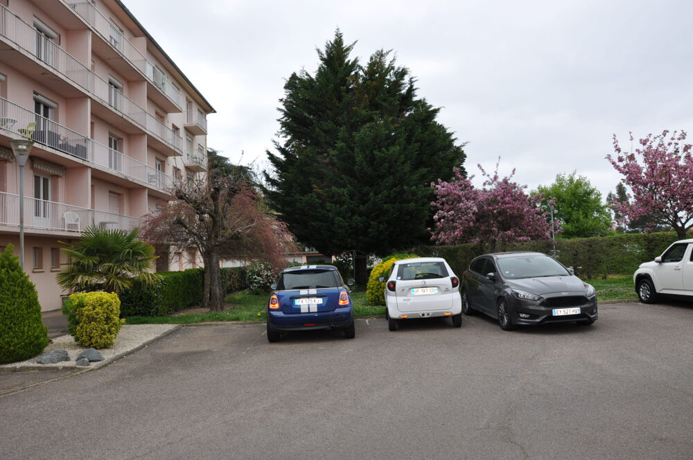 Bel appartement traversant de 70 m2, avec deux grands balcons, un garage, et une cave.
