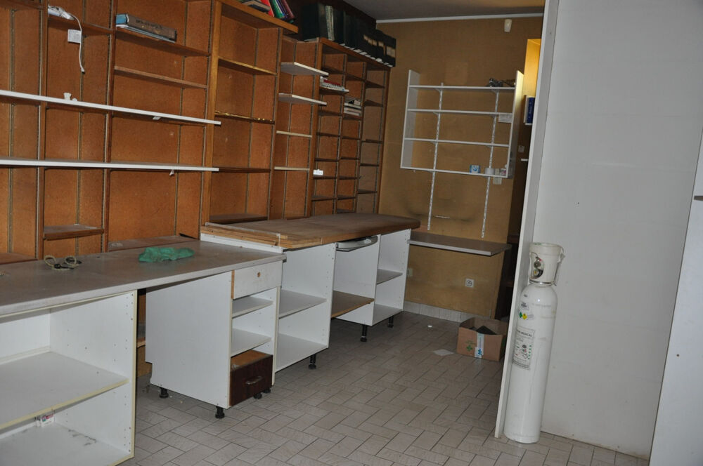 Bel immeuble à usage de local commercial et appartement en duplex