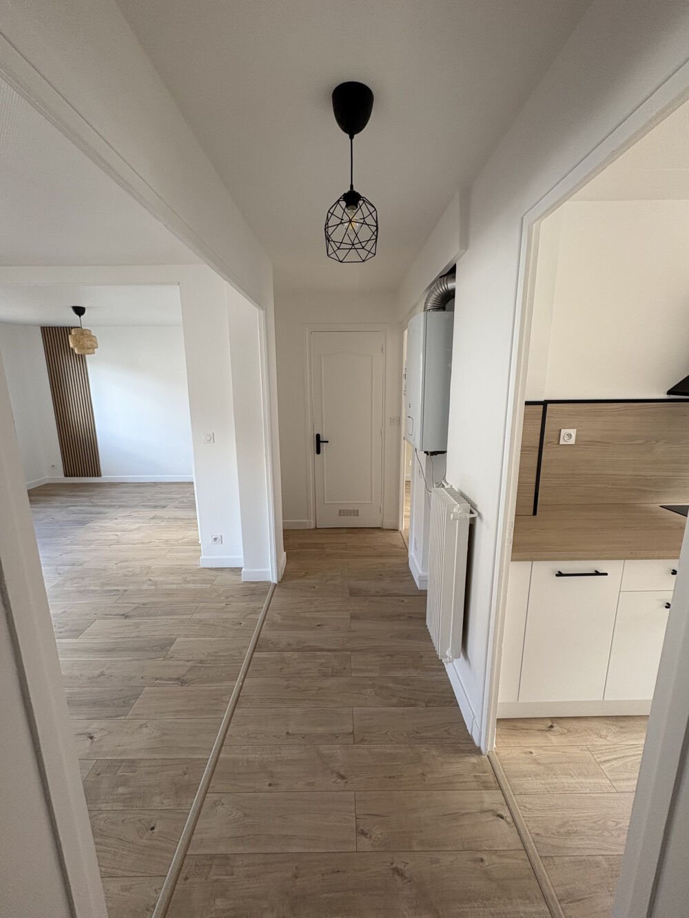 Bel appartement traversant de 53 m2, entièrement refait, avec une cave et parking commun extérieur.