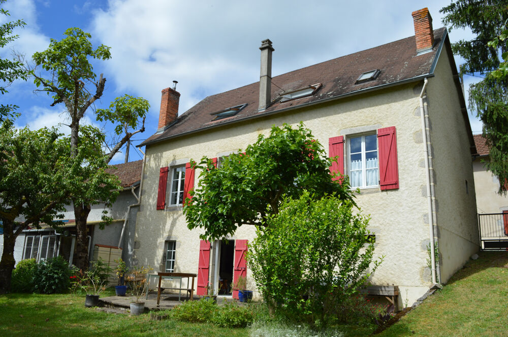 Spacieuse maison en pierre, de 205 m2 habitables, avec 5 chambres et un bureau, deux garages, sur une parcelle