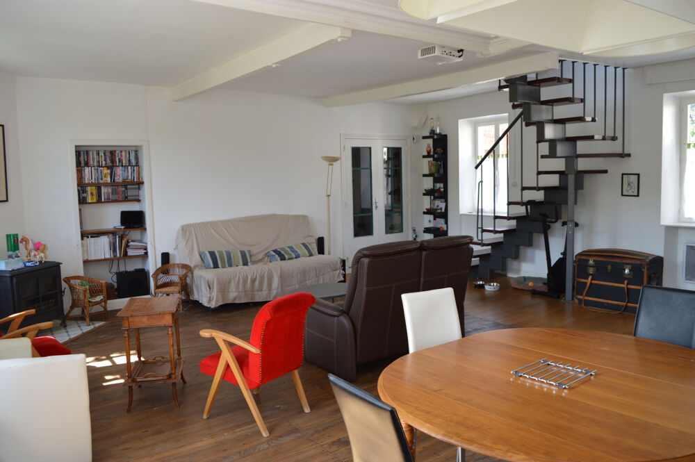 Spacieuse maison en pierre, de 205 m2 habitables, avec 5 chambres et un bureau, deux garages, sur une parcelle