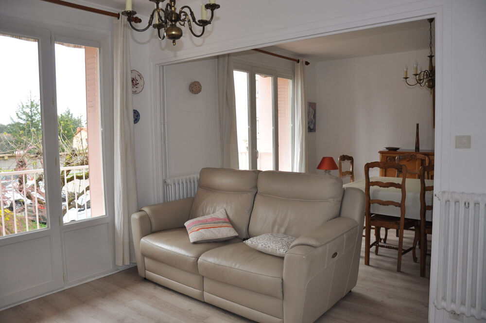 Bel appartement traversant de 70 m2, avec deux grands balcons, un garage, et une cave.