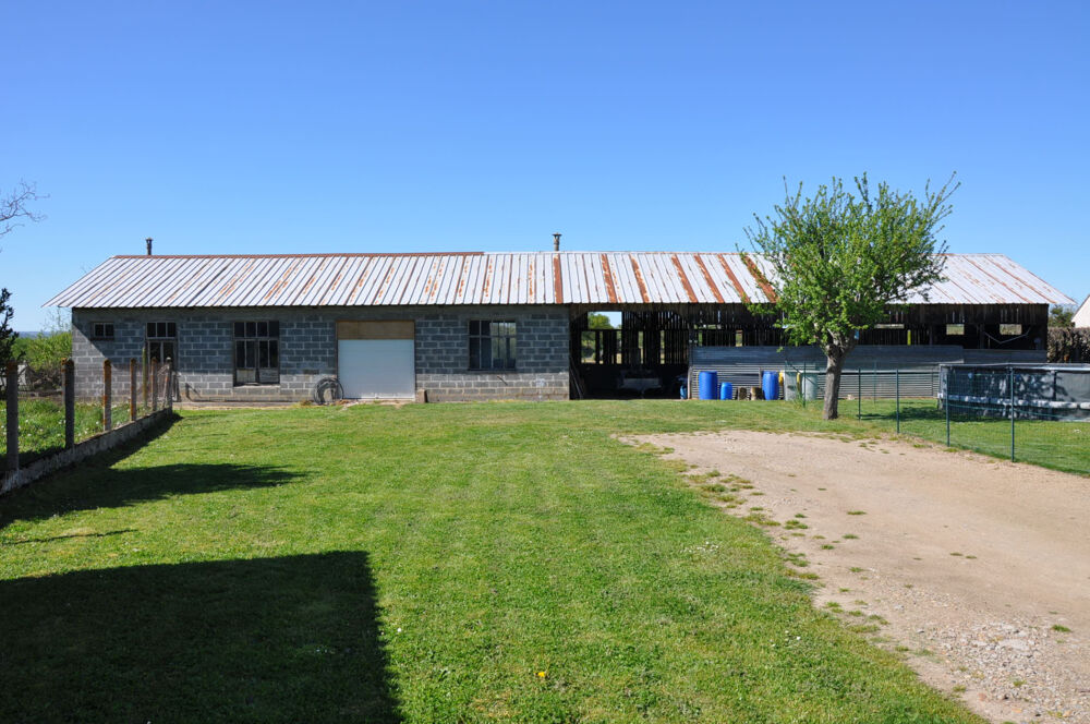 Belle maison traditionnelle sur sous-sol, avec combles aménageables et grande dépendance de 245 m2.