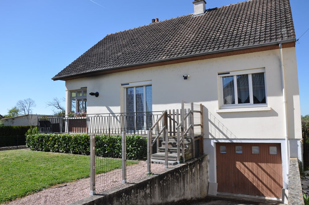 Belle maison traditionnelle sur sous-sol, avec combles aménageables et grande dépendance de 245 m2.