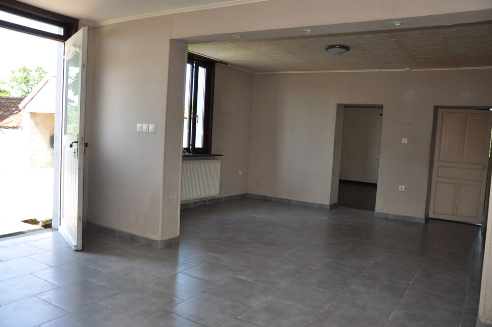 Vente Maison Belle maison en pierre, avec 2 chambres, une grange et terrain de 1543 m2 Liernolles