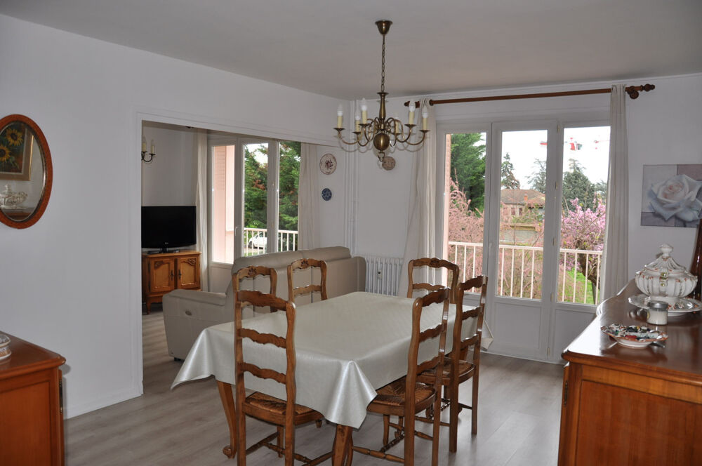 Bel appartement traversant de 70 m2, avec deux grands balcons, un garage, et une cave.