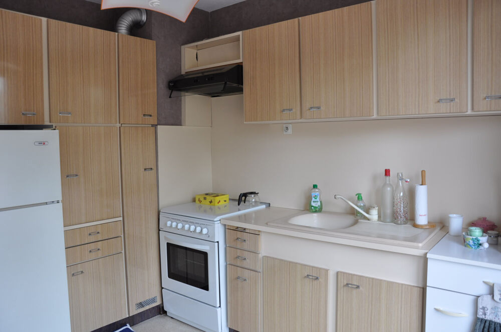 Bel appartement traversant de 70 m2, avec deux grands balcons, un garage, et une cave.