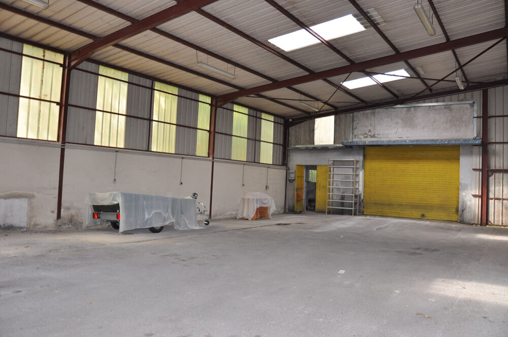Vente Parking/Garage Bel ensemble de bâtiments industriels proche centre-ville, idéal pour professionnels Lapalisse