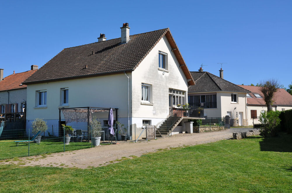 Belle maison traditionnelle sur sous-sol, avec combles aménageables et grande dépendance de 245 m2.
