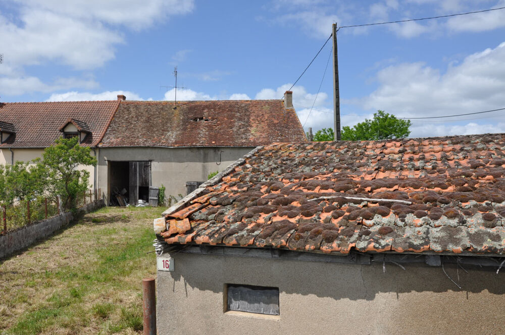 Vente Maison Maison en pierre et pisé à réhabiliter, avec grange et étables aménageables, sur 430 m2 de terrain Luneau