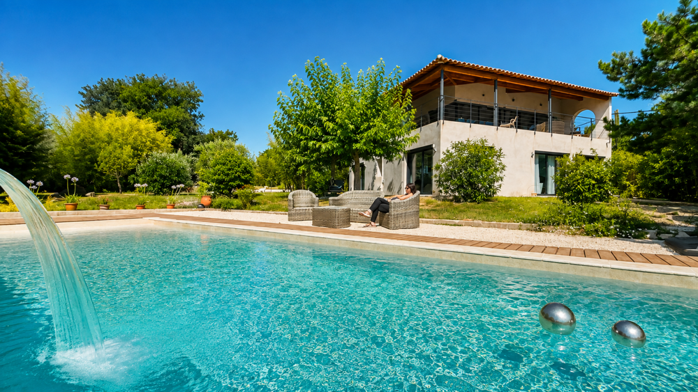 À seulement 7 km d'Uzès, une propriété d'architecte où l'élégance rencontre l'art de vivre.