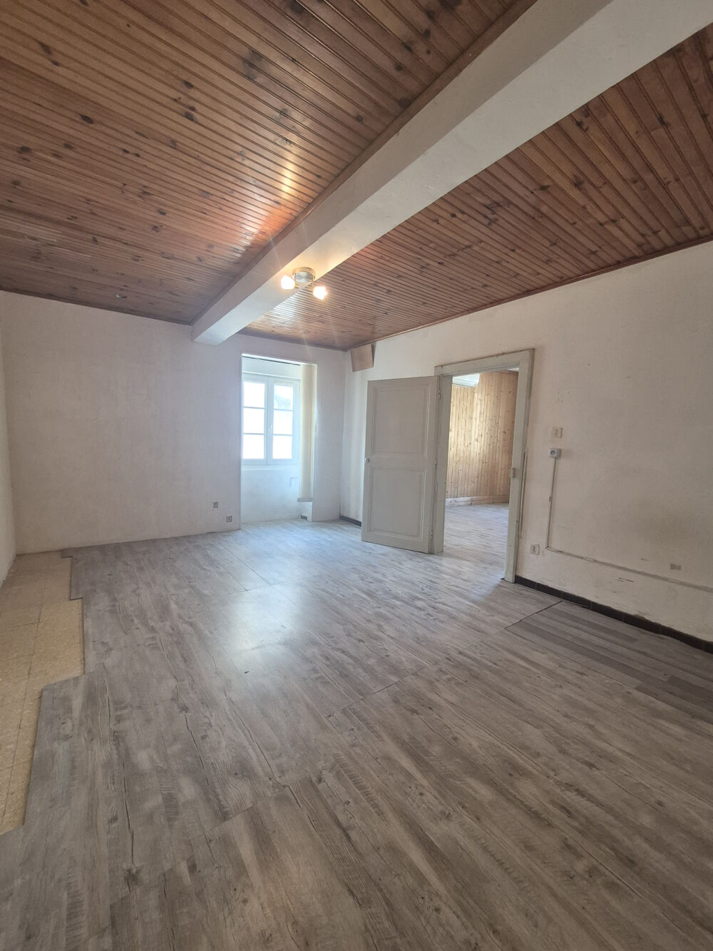 MAISON DE VILLAGE AVEC GARAGE ET ATOUTS ÉNERGÉTIQUES, POTENTIEL A EXPLOITER