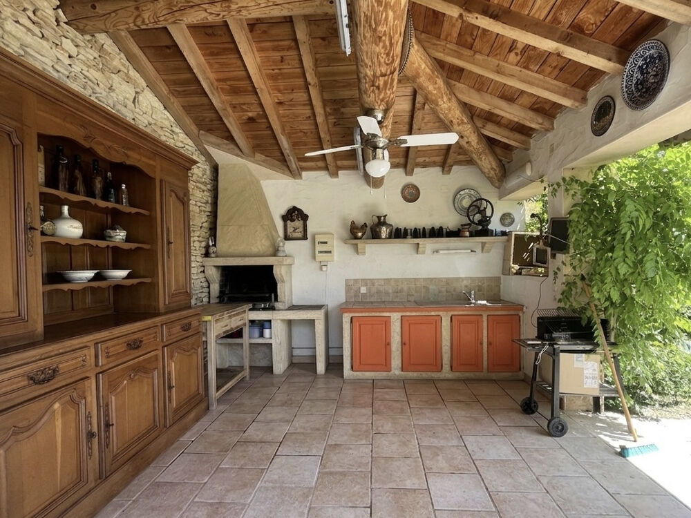 Très belle maison du sud de la France typiquement provençale de 201 m2 habitables et 70 m2 de dépendances. Ter